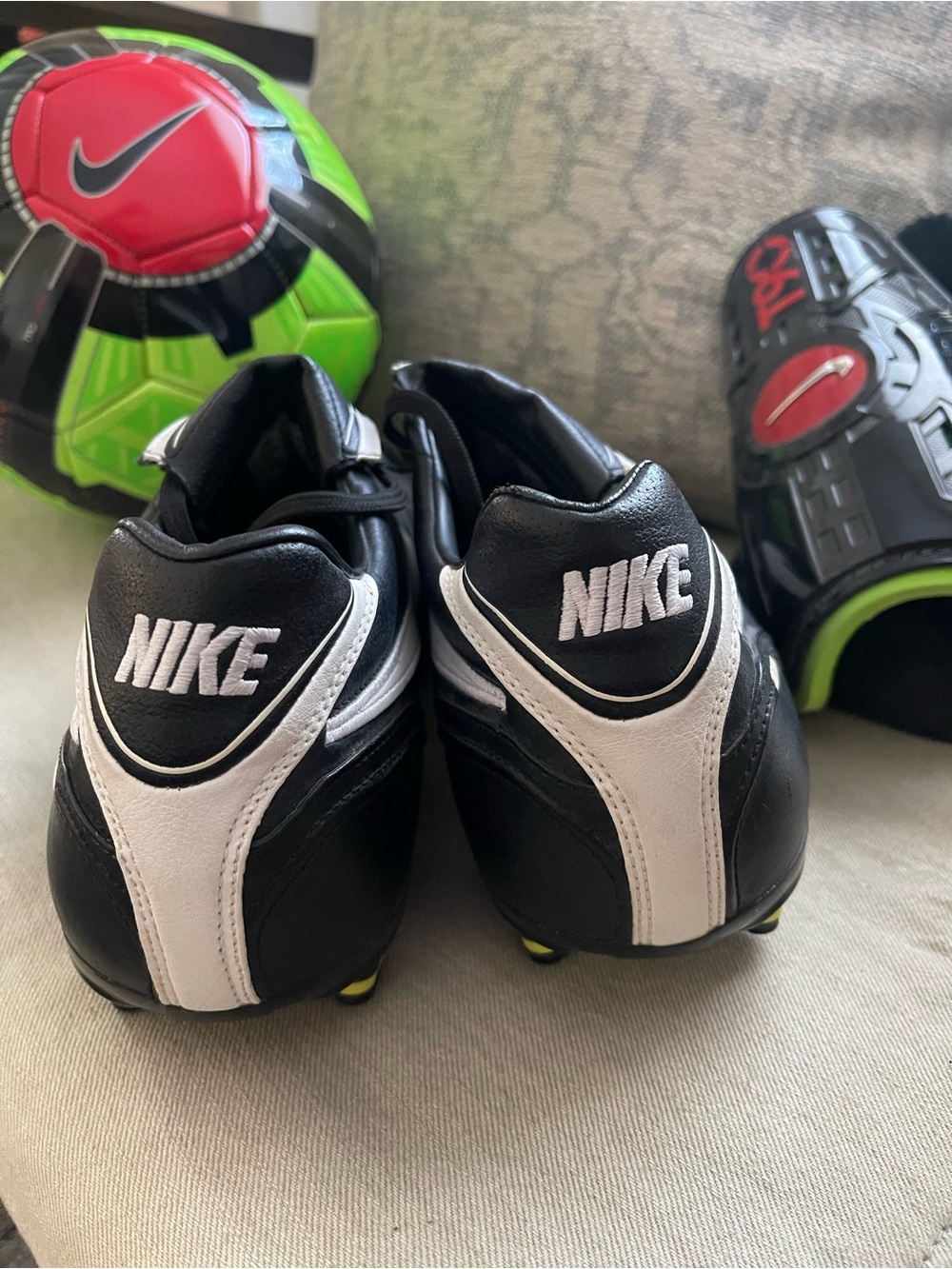 Nike Tiempo Black and White Leather Soccer Cleats Men’s Size 13 FIFA